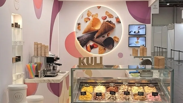 Zabudowa lodziarni KULI z wydrukami wielkoformatowymi
