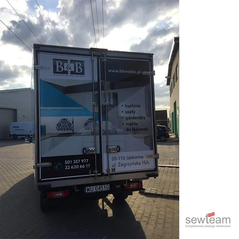 Oklejanie flot samochodowych Warszawa, oklejony van firmowy z pełną grafiką reklamową na folii Avery
