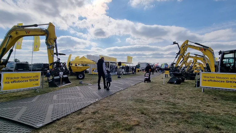 Stoisko na targach plenerowych z maszynami Wacker Neuson