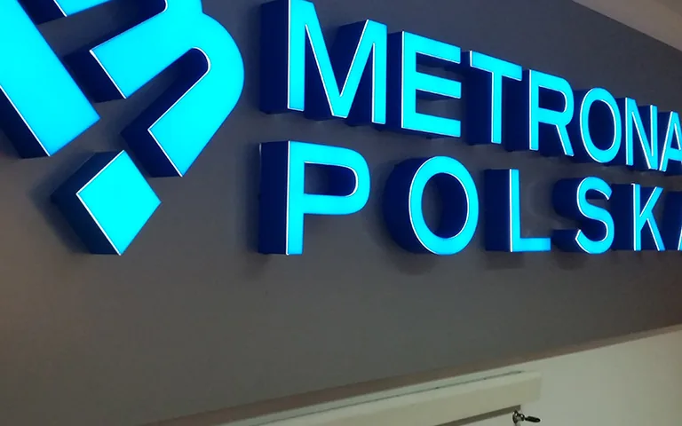 Kaseton LED i litery 3D na elewacji, realizacja kompleksowa