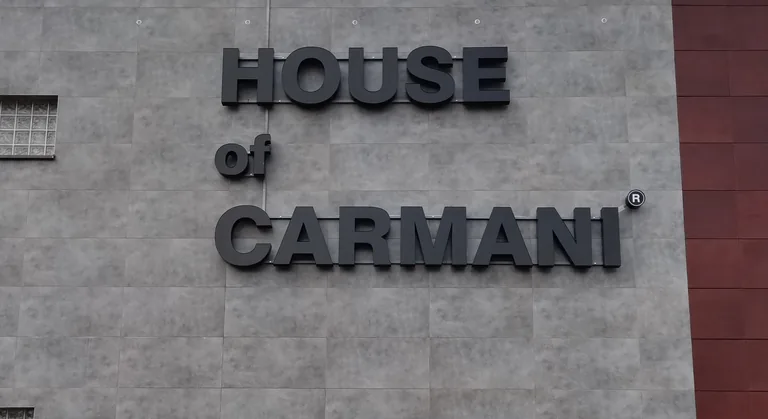 Litery przestrzenne House of Carmani na elewacji