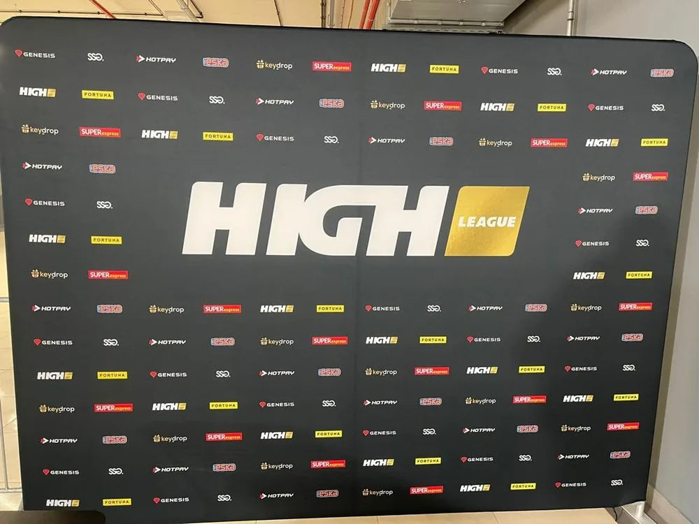 Ścianka sponsorska HIGH League z nadrukiem logotypów