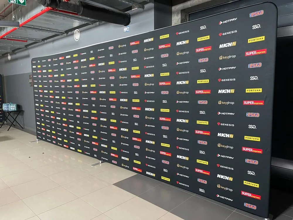 Ścianka sponsorska z powtarzalnym układem logotypów partnerów