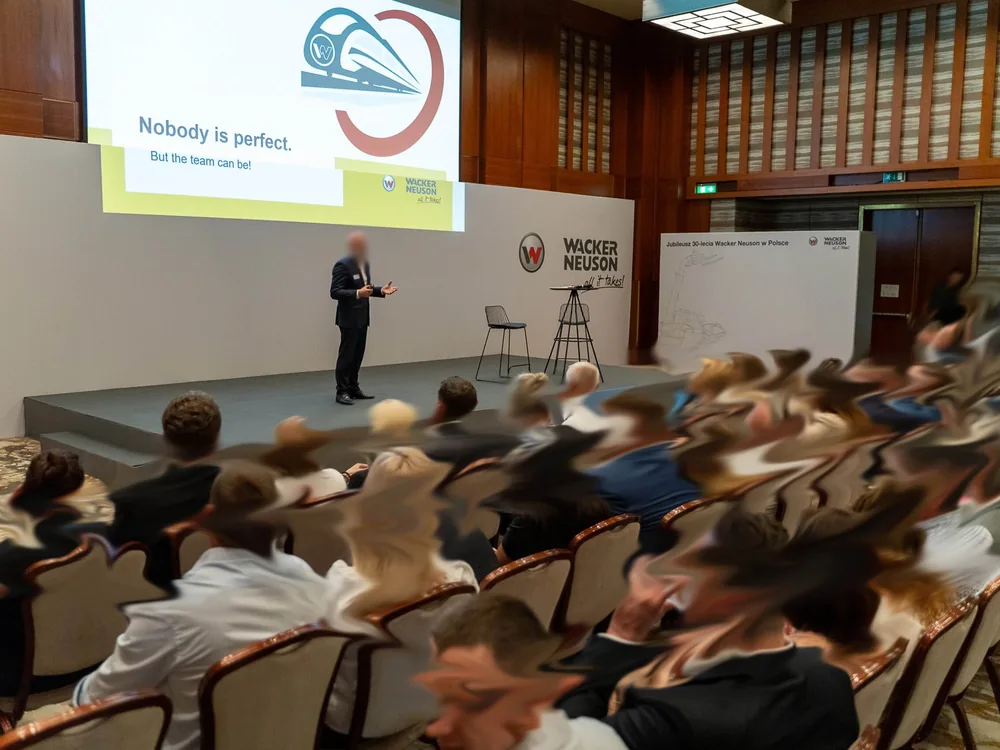 Zabudowa konferencji Wacker Neuson z wydrukowanym tłem sceny