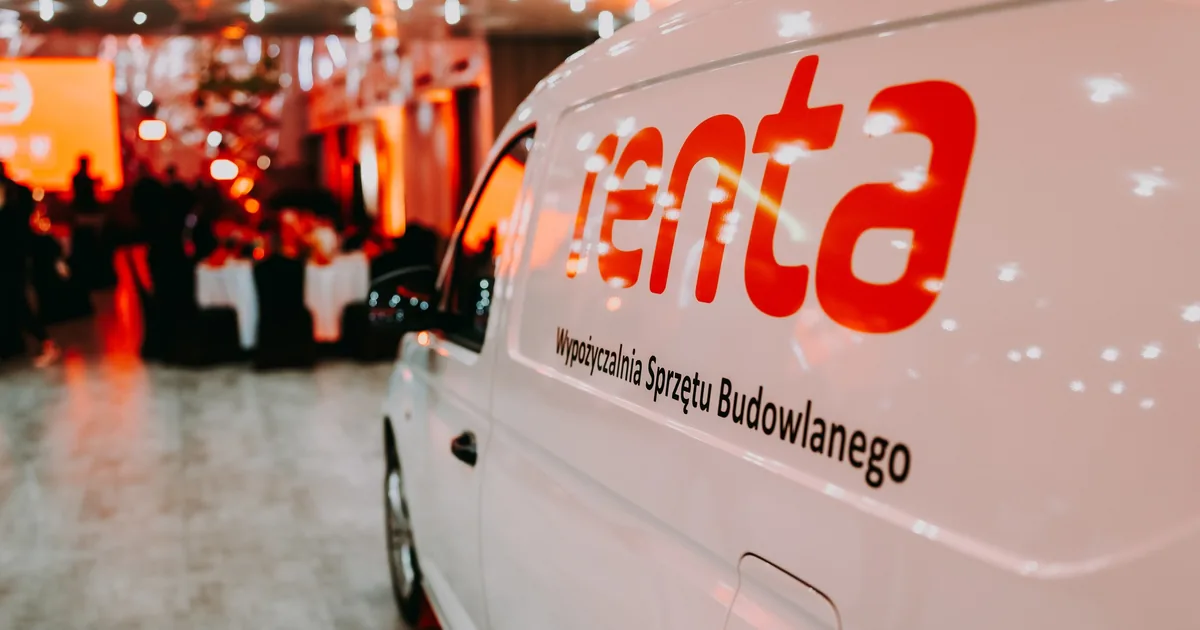 Oklejony bus Renta sfotografowany do materiałów ofertowych
