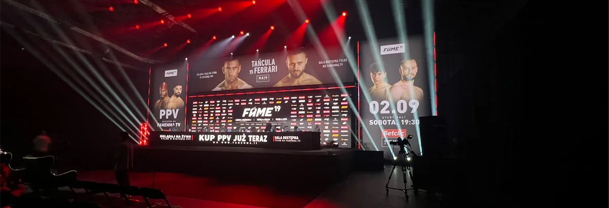 Zdjęcie z gali FAME: scena z ekranami LED