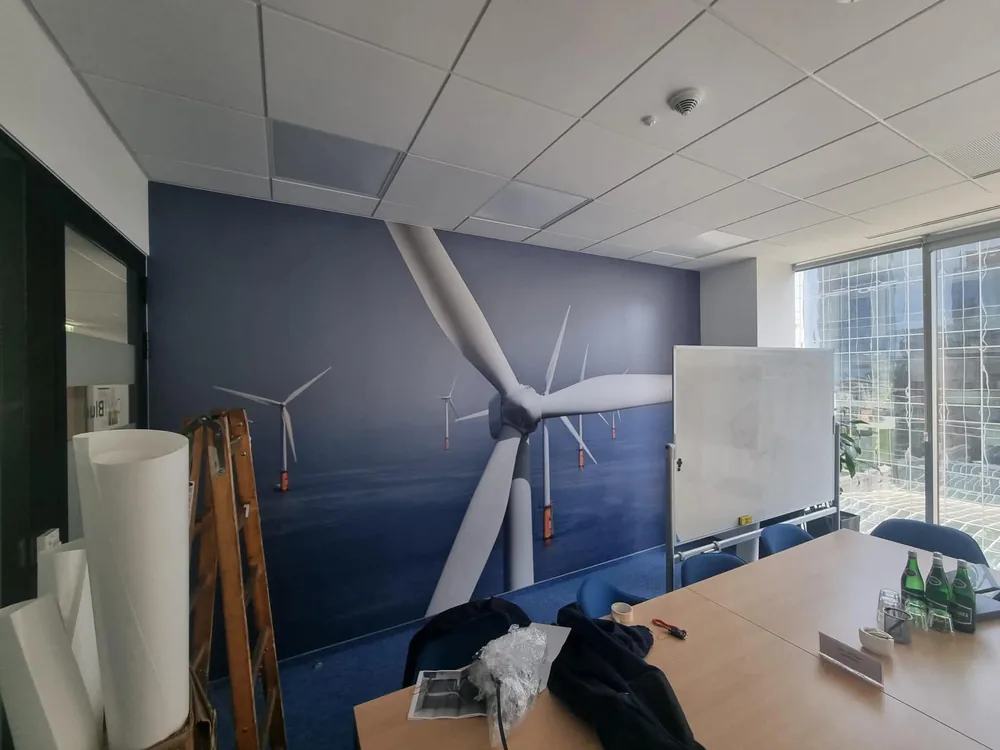 Grafika ścienna z turbinami wiatrowymi w biurze Ocean Winds