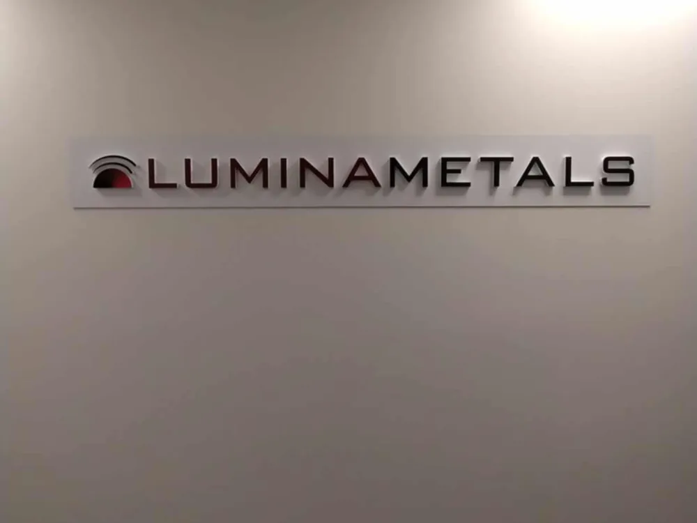 Litery Lumina Metals zamontowane na ścianie biura