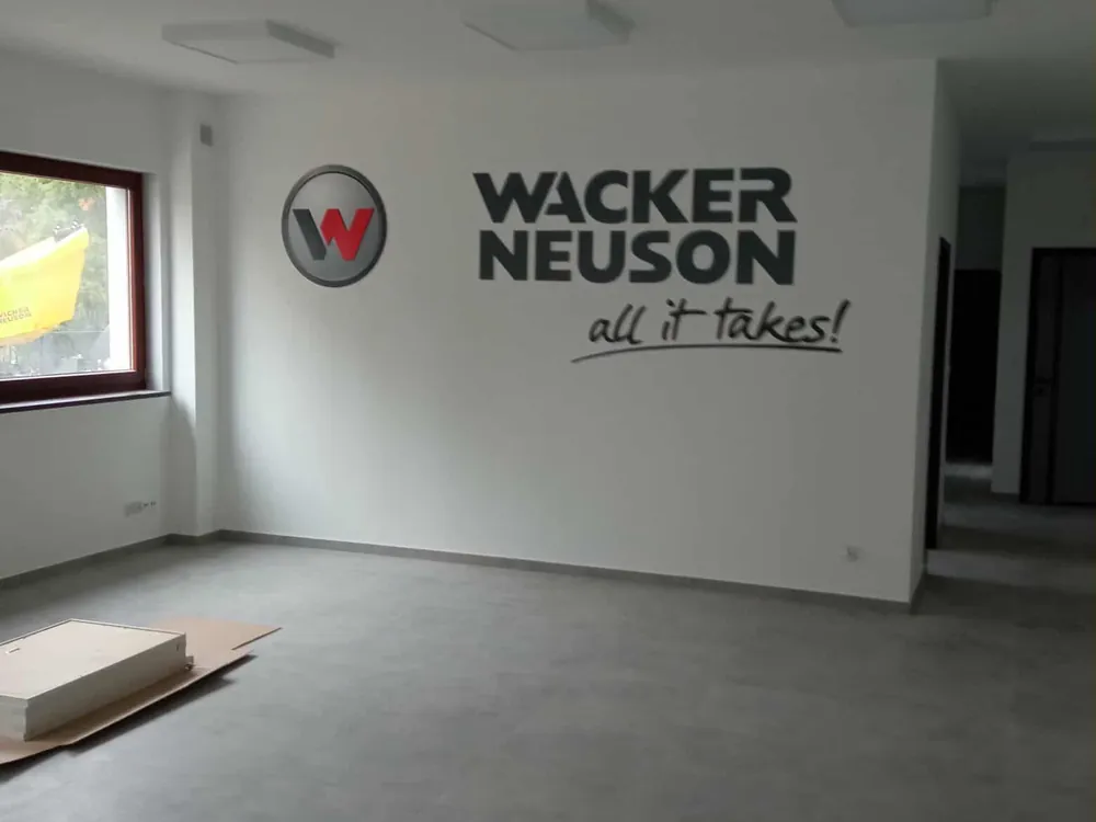 Logo firmy zamontowane na ścianie w nowym biurze