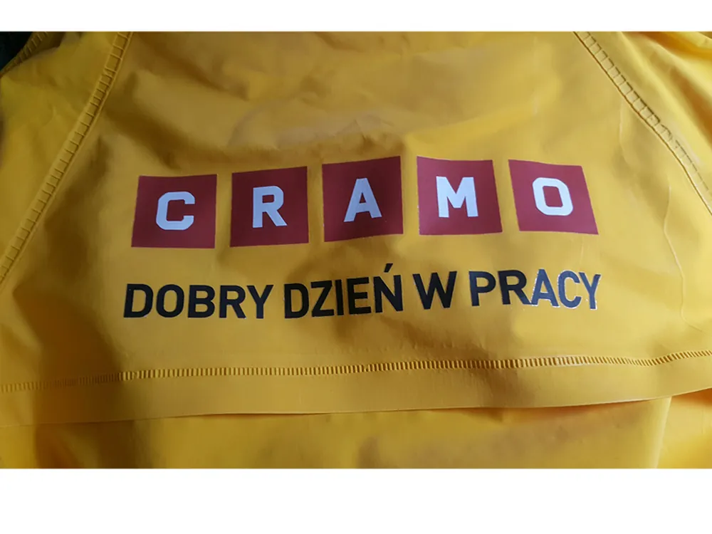 Żółta bluza firmowa z nadrukowanym logo i hasłem