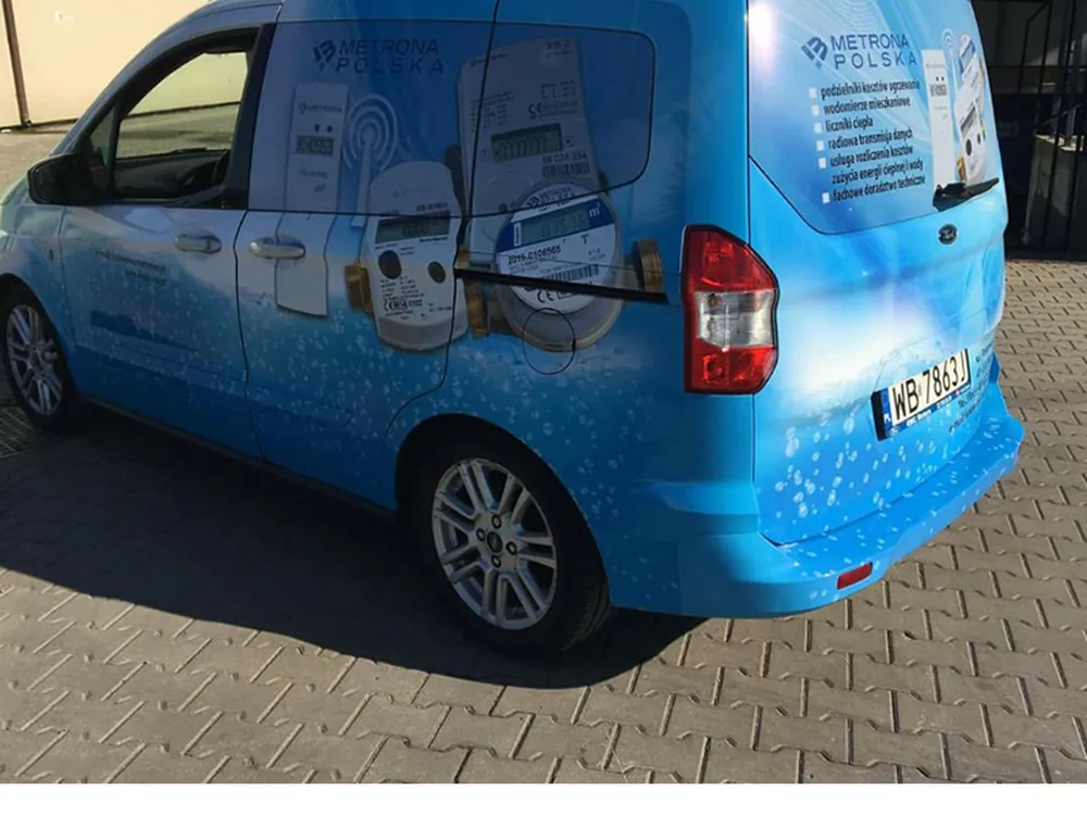 Bus z oklejeniem bocznym i grafiką na tyle