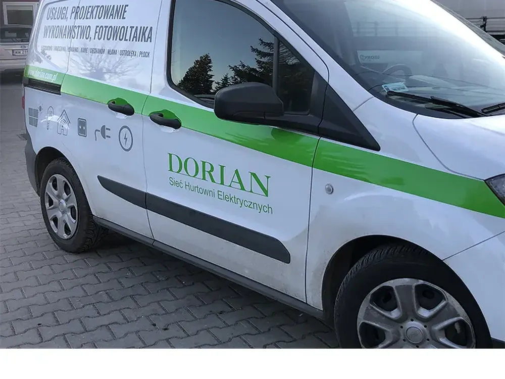 Dostawczak firmowy z logo, pasem w kolorze marki i spisem usług na boku