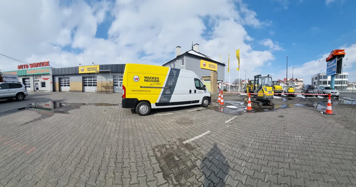 Oklejony samochód dostawczy Wacker Neuson przed oddziałem
