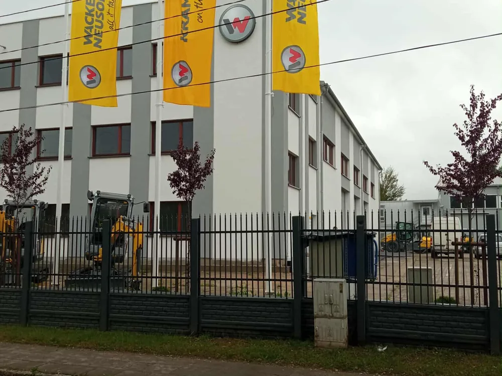Reklama na budynku i flagi przed oddziałem Wacker Neuson
