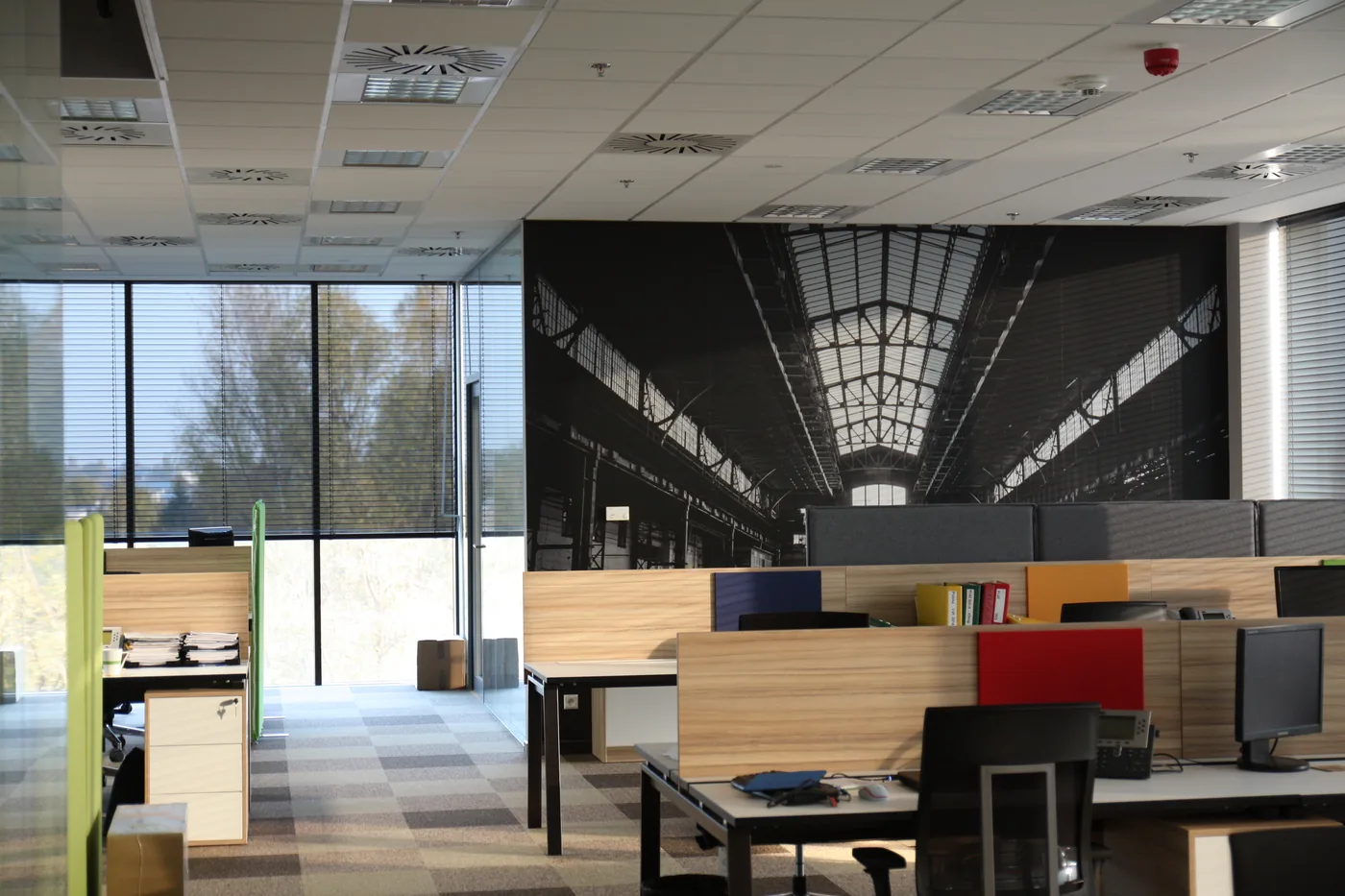 Open space z wielkoformatową grafiką ścienną i oznakowaniem stref