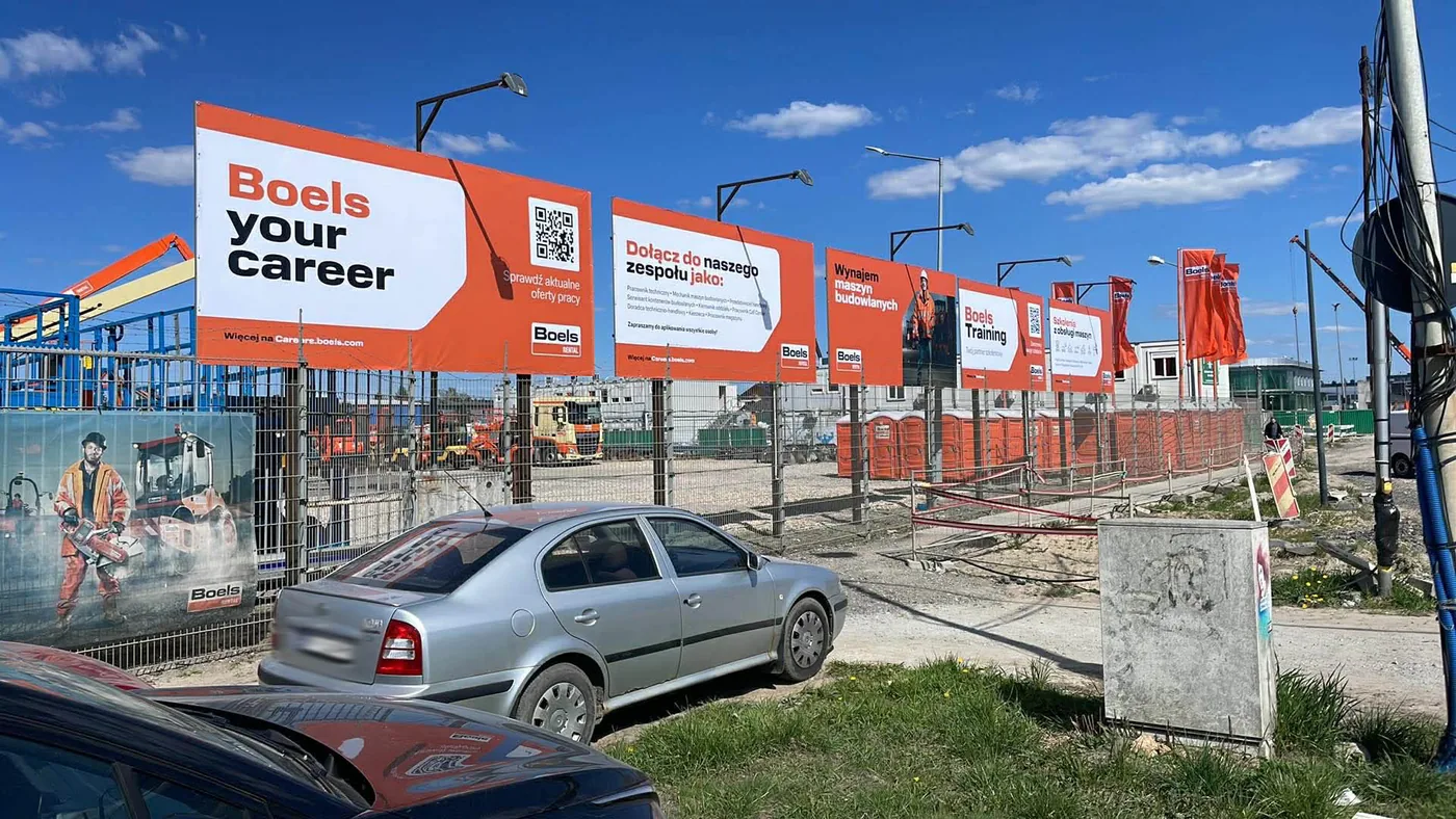 Banery Boels na ogrodzeniu terenu oddziału