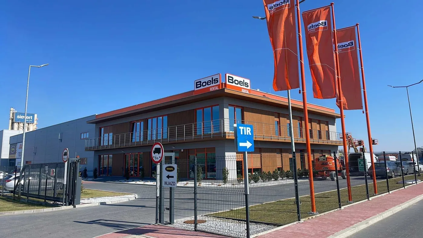 Oddział Boels z masztami flagowymi i oznakowaniem elewacji