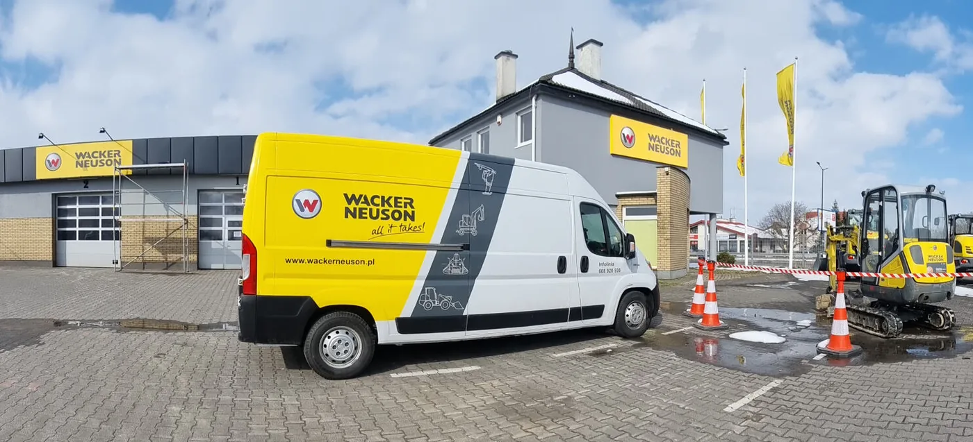 Bus Wacker Neuson oklejony w barwach marki