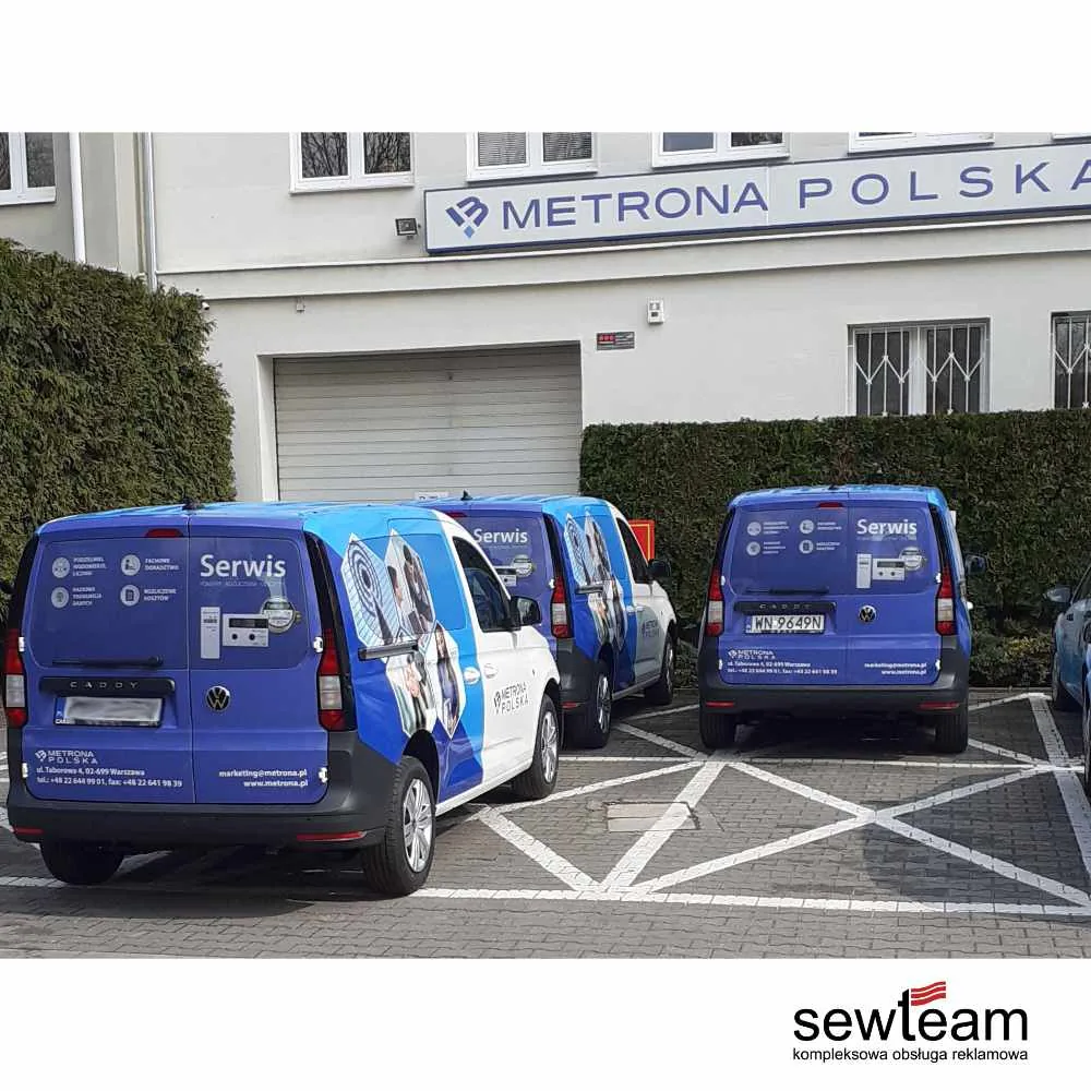 Flota samochodów Metrona po oklejeniu, przed siedzibą firmy
