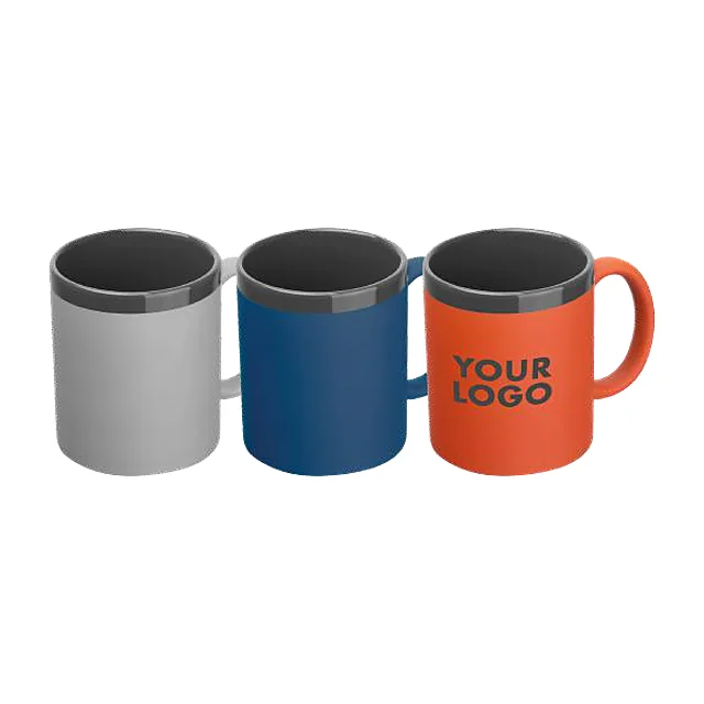Trzy kubki ceramiczne z gumową powłoką soft-touch, jeden z białym logo