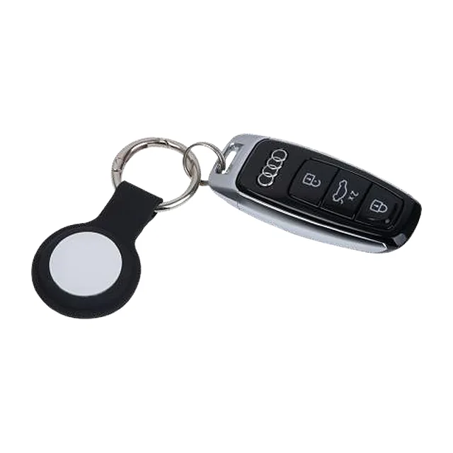 Lokalizator do kluczy z kółkiem na klucze, zawieszony przy kluczyku samochodowym