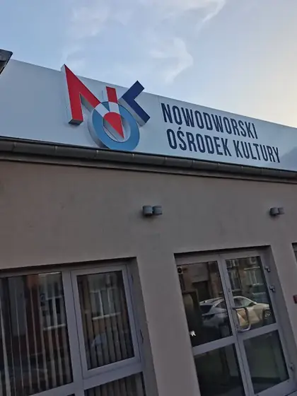 Kaseton reklamowy LED na elewacji budynku