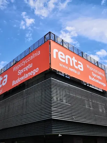 Baner wielkoformatowy zamontowany na elewacji