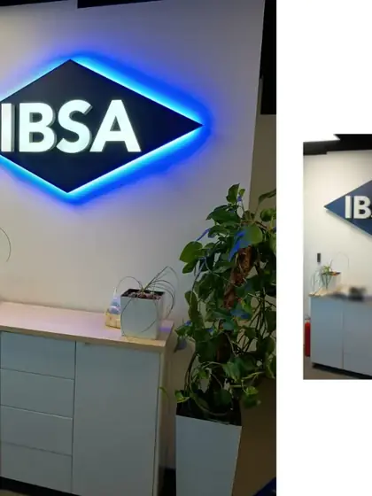 Podświetlane logo firmy na ścianie recepcji
