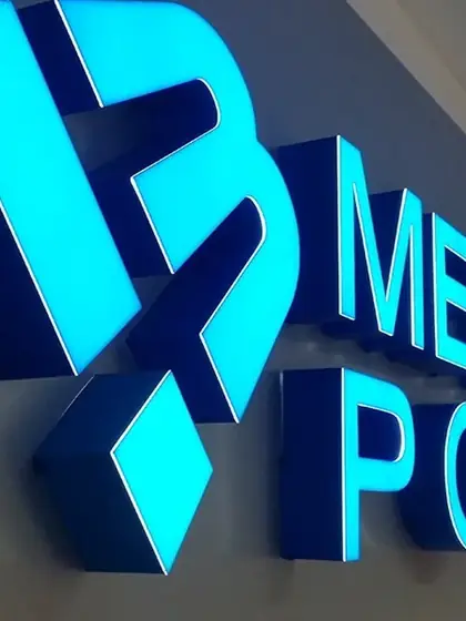 Podświetlane litery przestrzenne LED we wnętrzu