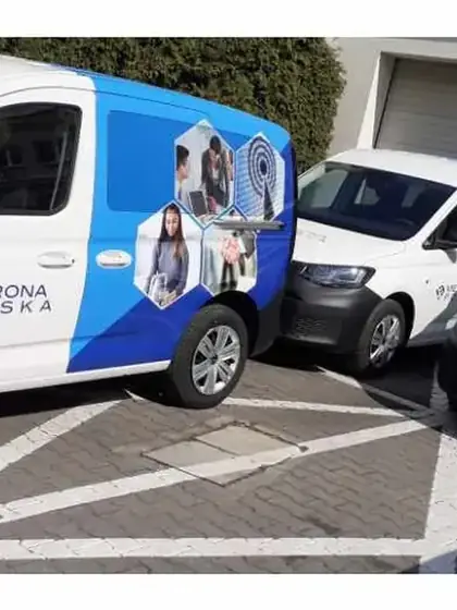 Flota samochodów firmowych po oklejeniu