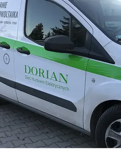 Dostawczak firmowy z logo i danymi kontaktowymi