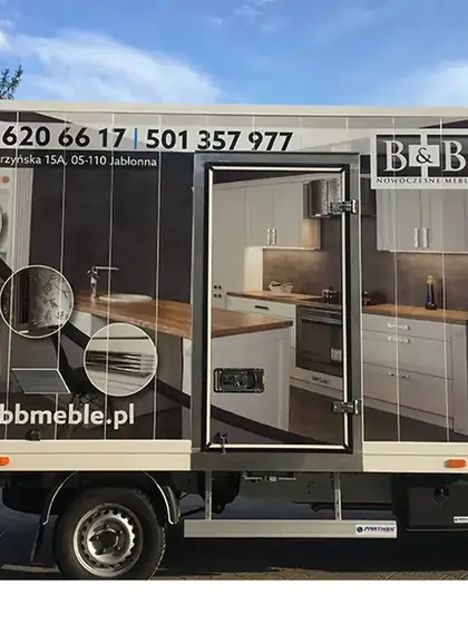Bok zabudowy ciężarówki z grafiką reklamową