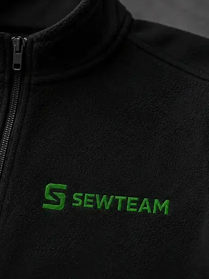 Haftowane logo na tkaninie, zbliżenie na ścieg