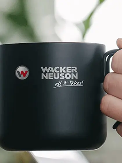 Kubek z nadrukowanym logo firmy
