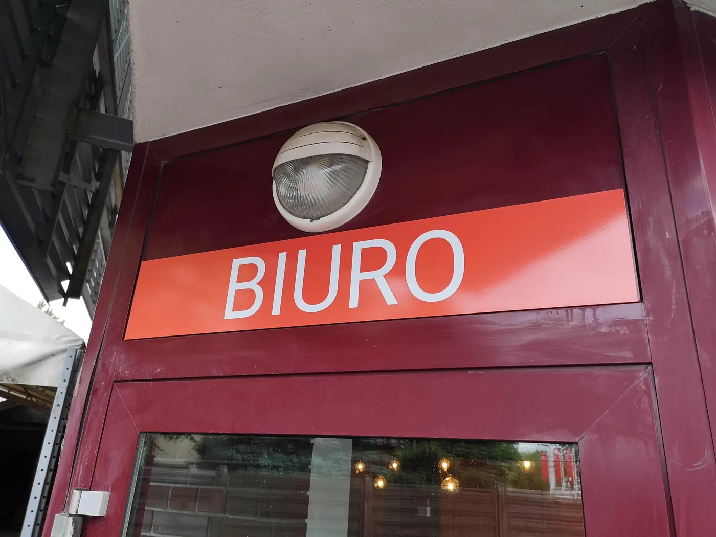 Podświetlany kaseton BIURO nad wejściem do lokalu