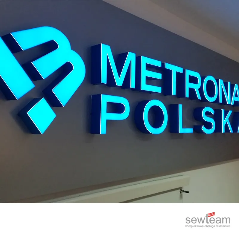 Logo 3D na ścianie recepcji