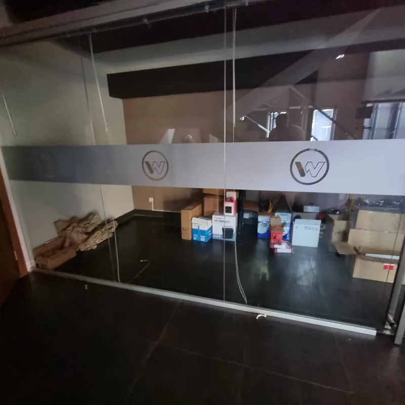 Logo Wacker Neuson na przeszkleniu lokalu