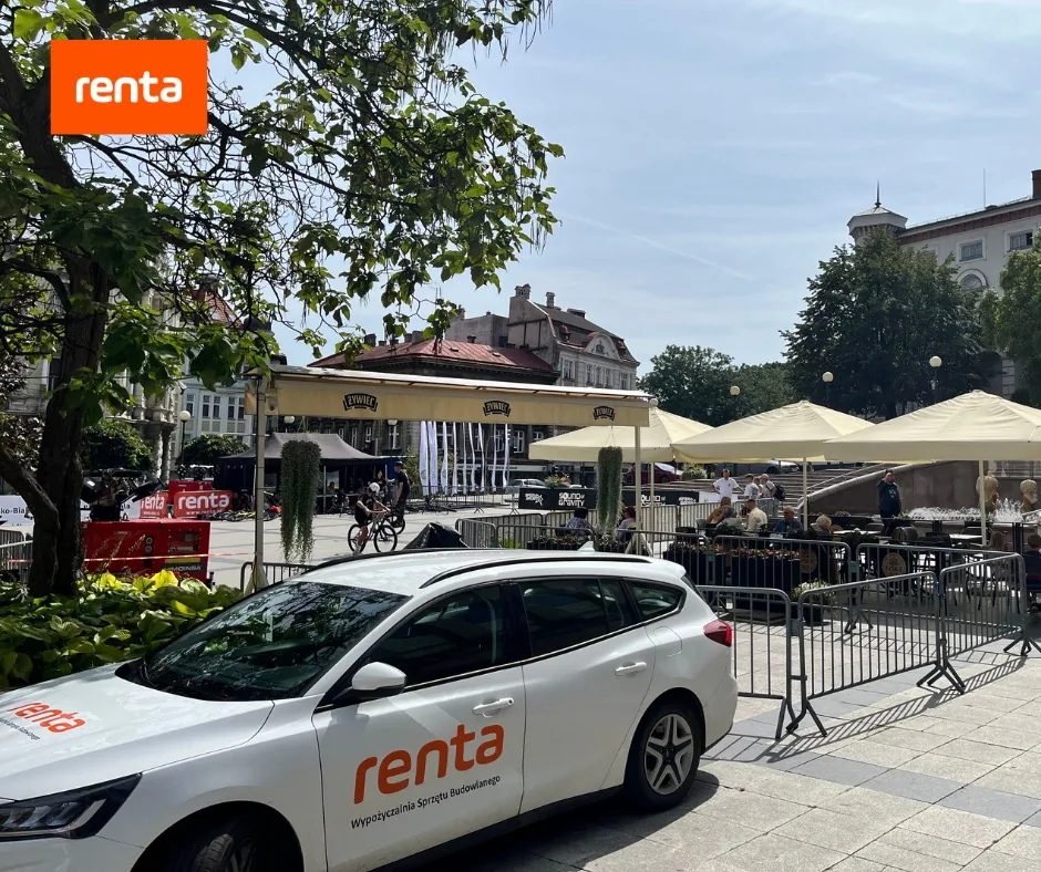 Samochód renta z firmowym oklejeniem na wydarzeniu plenerowym