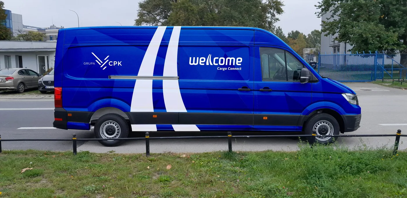 Bus wellcome Cargo Connect z pełnym oklejeniem