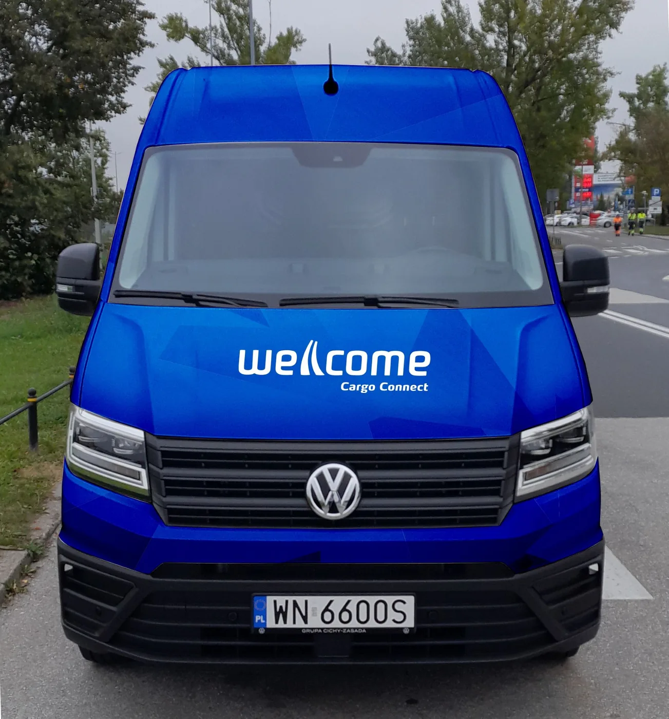 Bus wellcome Cargo Connect z pełnym oklejeniem, widok z przodu