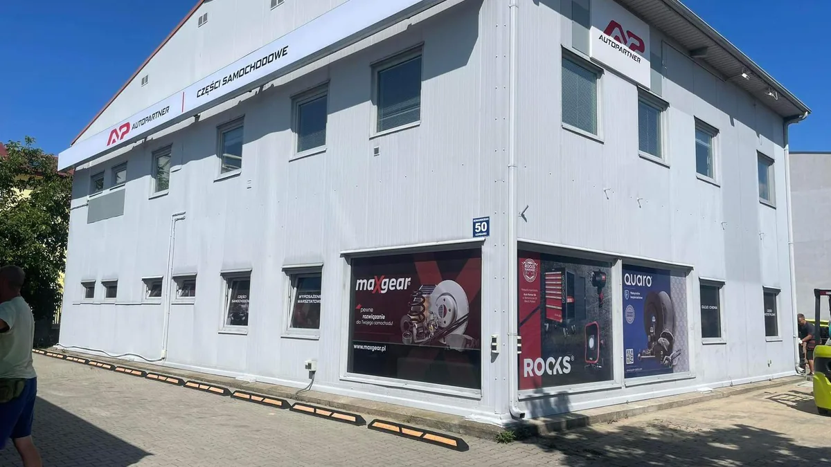 Budynek firmowy z oznakowaniem na elewacji