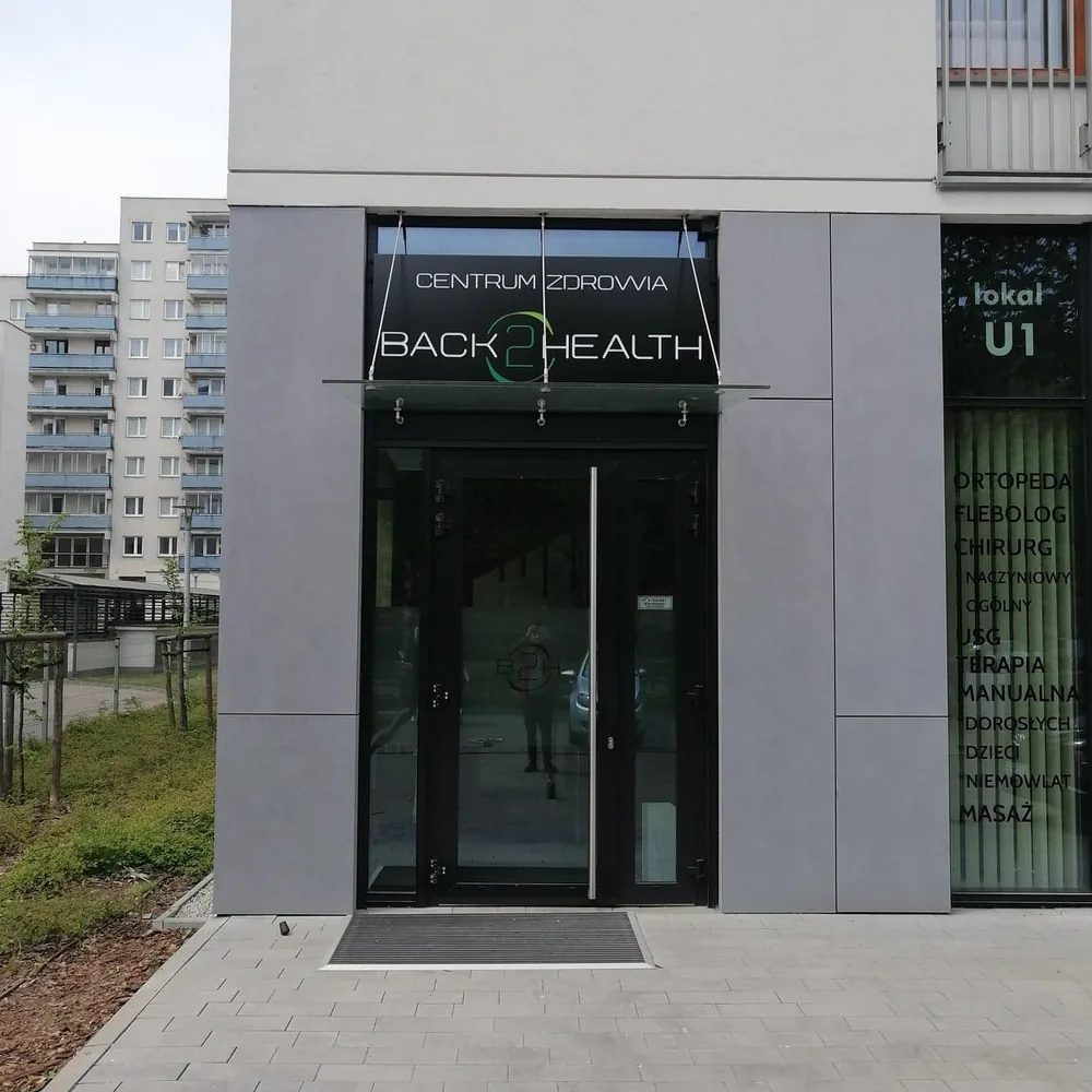Oznakowanie wejścia do kliniki Back2Health