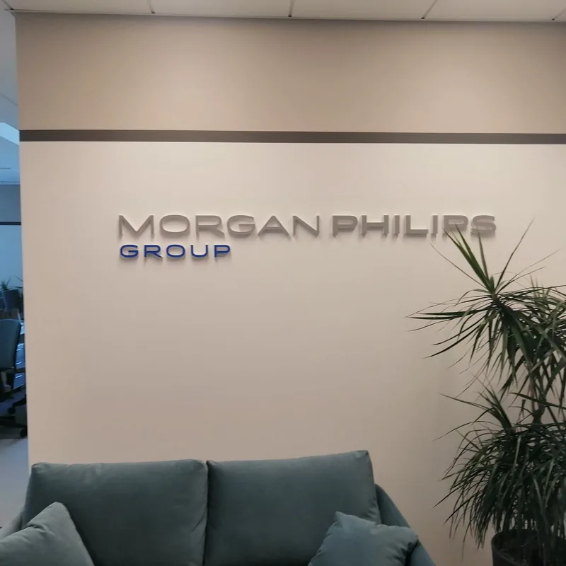 Logo Morgan Philips Group na ścianie recepcji
