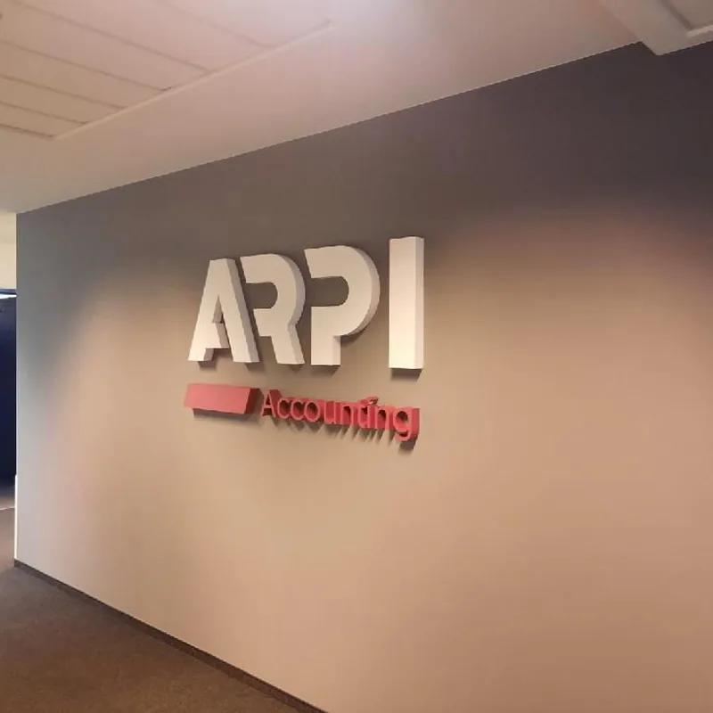 Litery z pleksy ARPI Accounting na ścianie