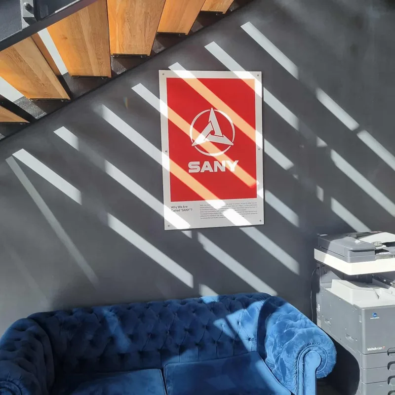 Podświetlane logo Metrona Polska w recepcji