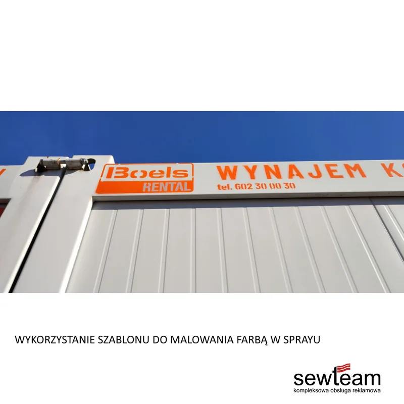 Napis Boels Wynajem na elewacji, wykonany przez szablon malarski