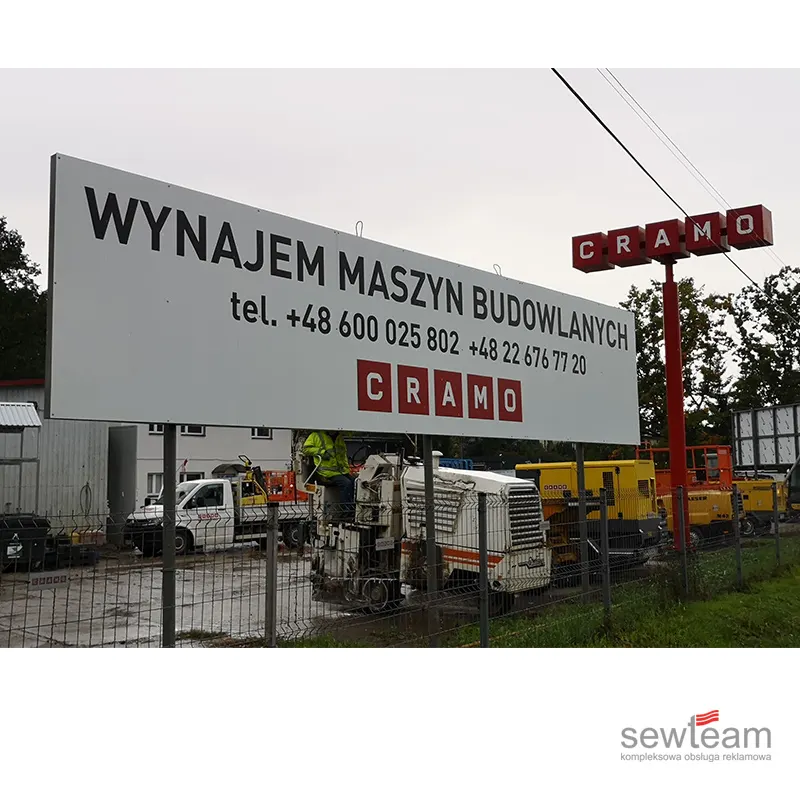 Szyld firmowy nad wejściem do lokalu