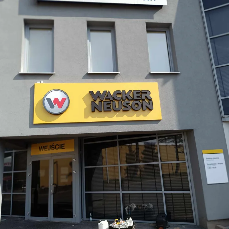 Kaseton Wacker Neuson nad wejściem do oddziału