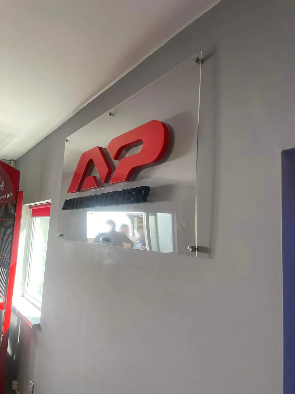 Tablice na dystansach przy wejściu do budynku