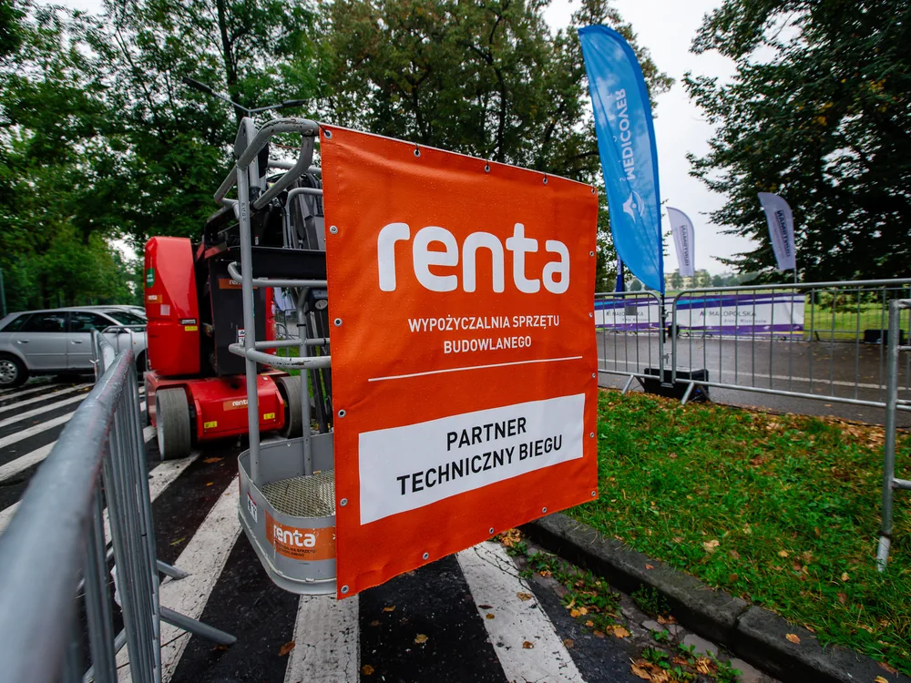 Baner Renta na podnośniku przed obiektem